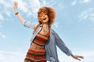 Cabelos Cacheados no Verão: Como Evitar o Ressecamento e Proteger os Cachos